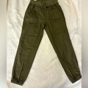 GAP women’s tie front soft cotton, cammo green joggers.